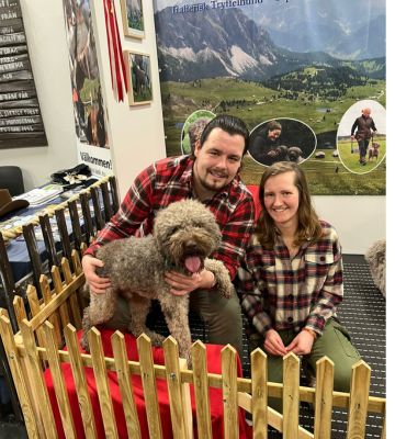 Moa och Christopher chattvärdar på Miljonlotteriet 