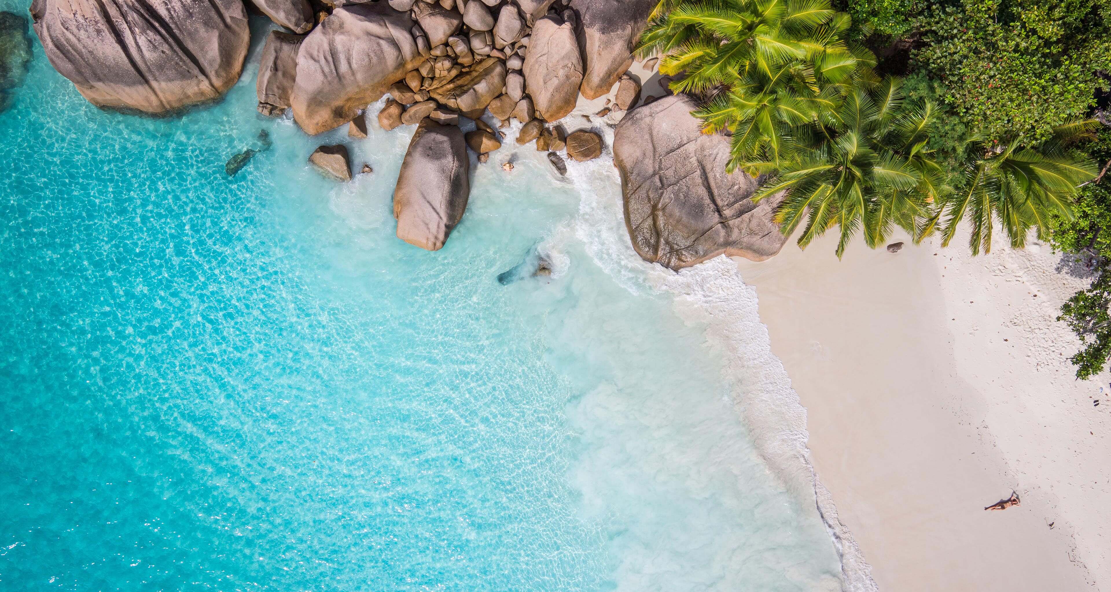 Sandstrand i semesterparadis.