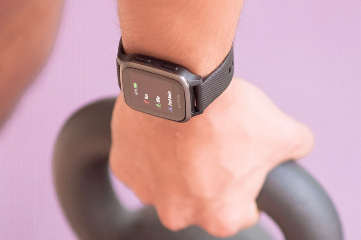 Hos Miljonlotteriet kan du vinna en svart Garmin smartwatch Venu Sq – Music Edition