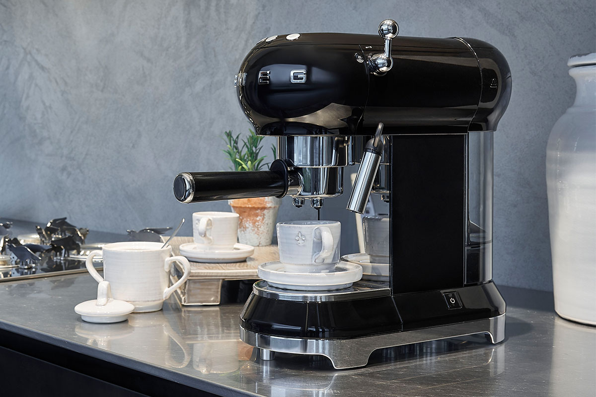 Hos Miljonlotteriet kan du vinna en espressomaskin från Smeg