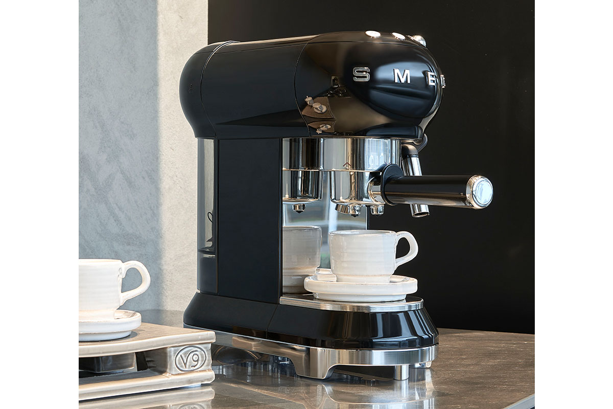 Hos Miljonlotteriet kan du vinna en espressomaskin från Smeg