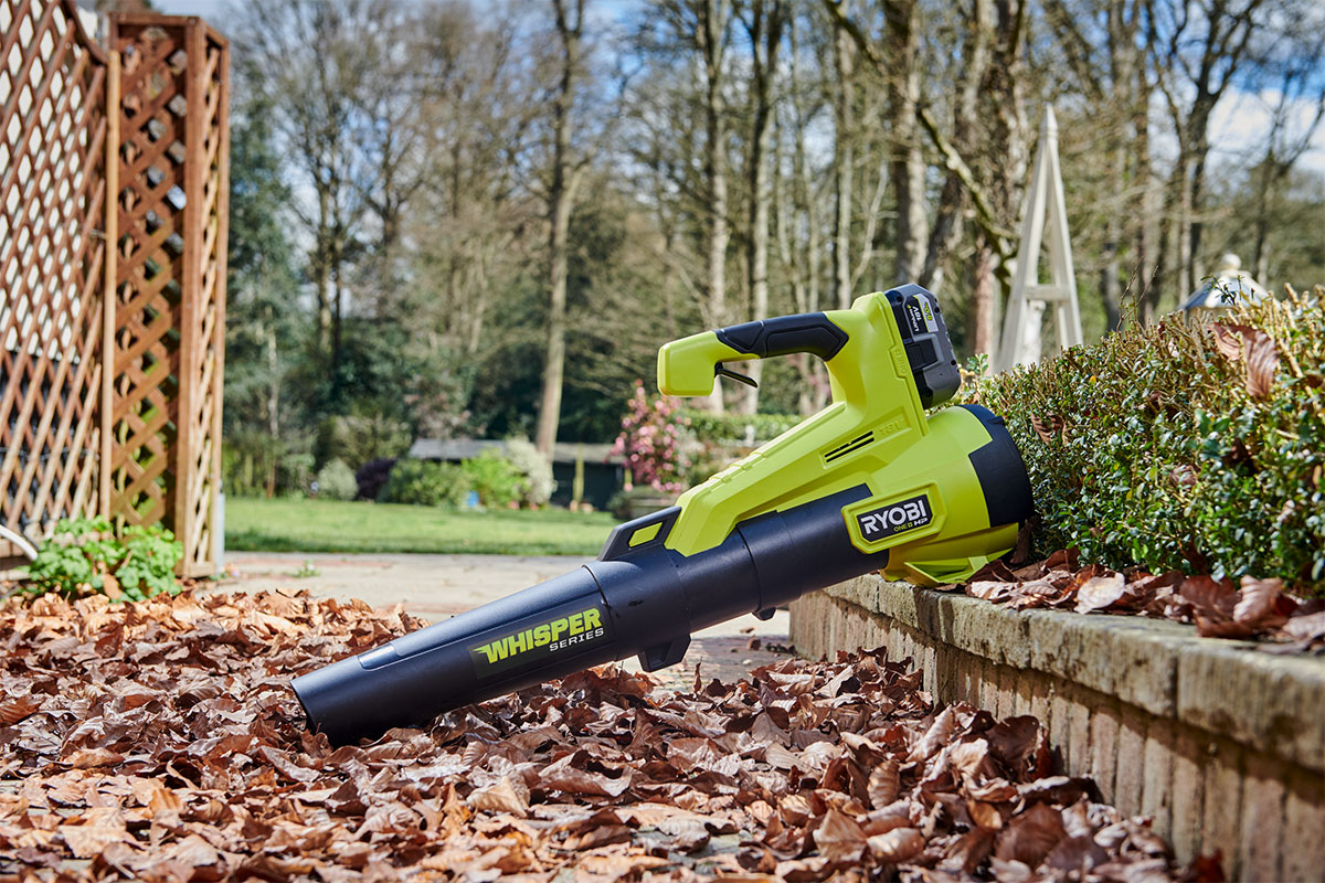 Hos Miljonlotteriet kan du vinna en lövblås 18V ONE+HP från Ryobi