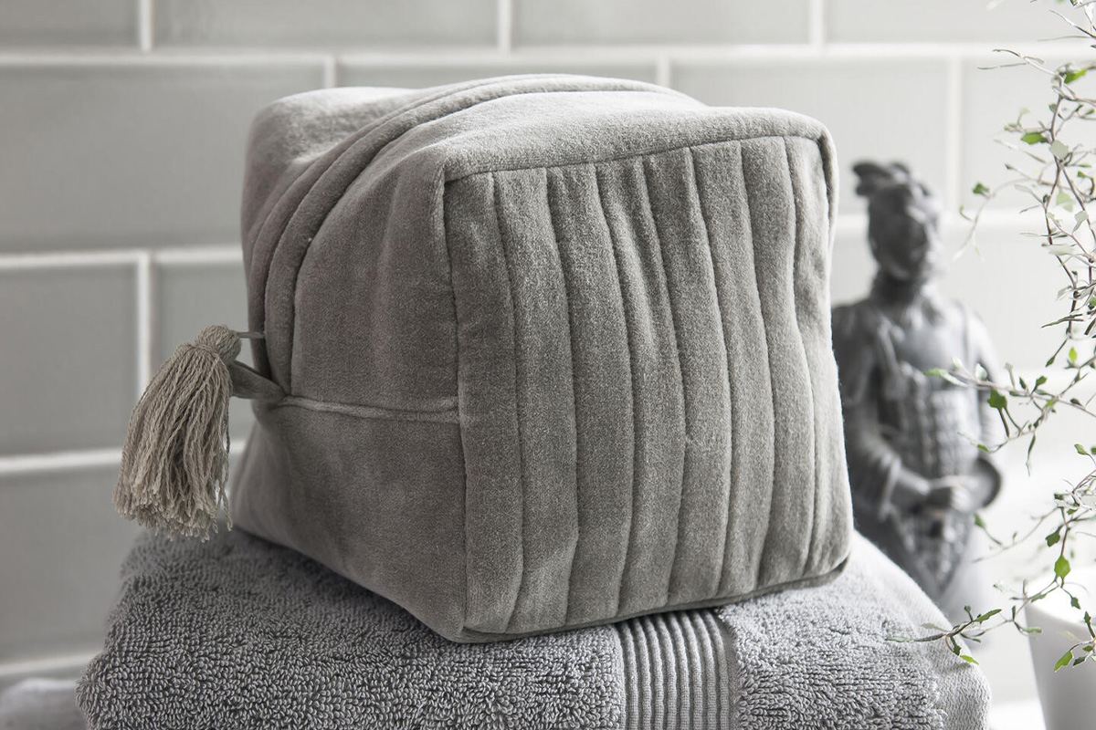 Hos Miljonlotteriet kan du vinna en grå necessär från Borås Cotton