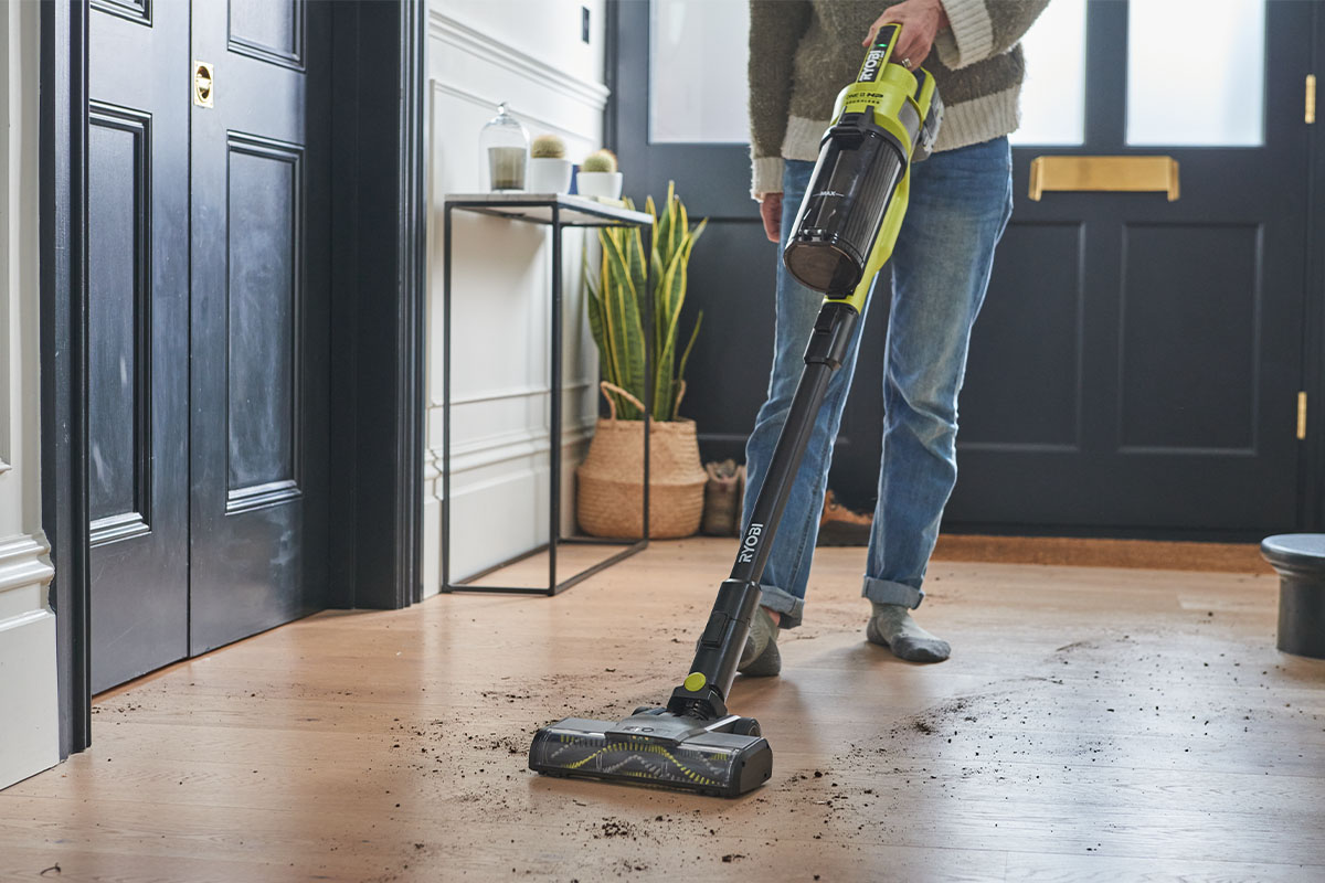 Hos Miljonlotteriet kan du vinna en skaftdammsugare från Ryobi