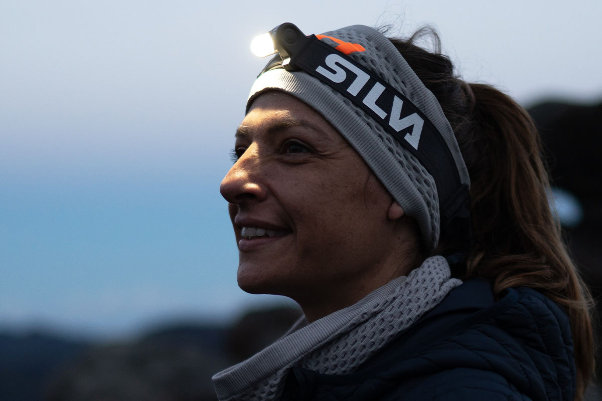 Hos Miljonlotteriet kan du vinna en grå pannlampa Trail Runner Free 2 Hybrid från Silva