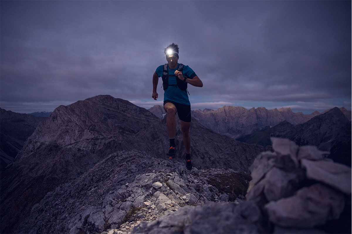 Hos Miljonlotteriet kan du vinna en grå pannlampa Trail Runner Free 2 Hybrid från Silva